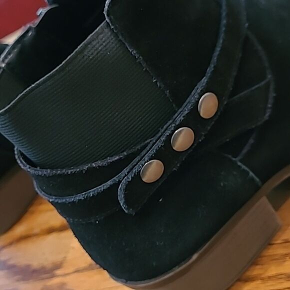 Kensington sz 10 ankle boot with black suade w/ elastic strap - Picture 3 of 7